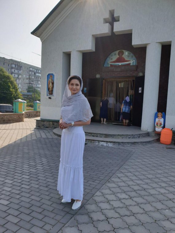 Депутат Київської облради Наталія Бігарі вранці побувала на службі у храмі Покрови Божої матері Православної церкви України. 