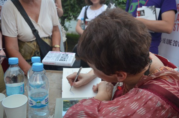 Письменниця роздає автографи. Фото Ірини Кальченко 