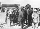 "Німецькі окупанти на київському пляжі в очікуванні пароплава" архівне фото 1918-го
