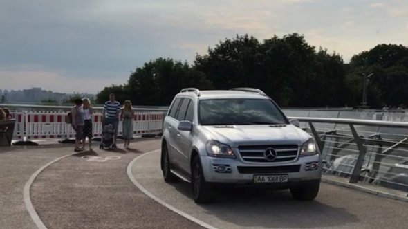 Mercedes Benz GL виїхав на велодоріжку вело-пішохідного мосту в Києві.