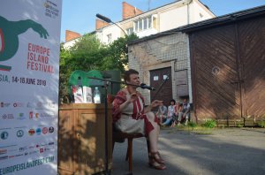 Оксана Забужко в Виннице: "Если нам первым выпадают вызовы, это означает, что мы значительно более сильный народ, чем о себе думаем". Фото: gazeta.ua