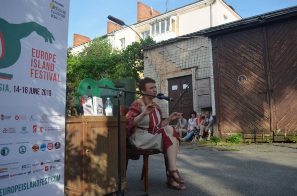 Оксана Забужко у Вінниці: "Якщо нам першим випадають виклики, це означає, що ми значно сильніший народ, ніж про себе думаємо". Фото: gazeta.ua