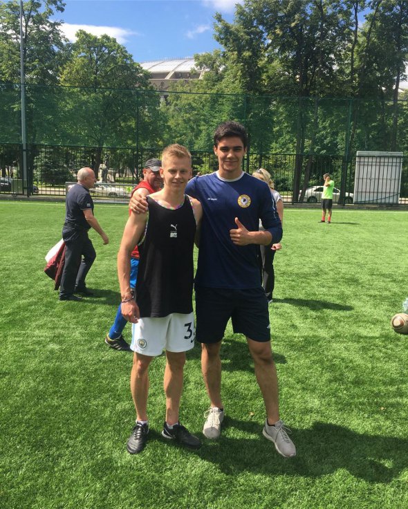 Болельщик сделал фото с Зинченко возле стадиона "Лужники"