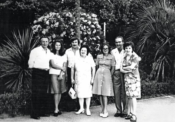 Володимир Івасюк (третій ліворуч) 1976 року відпочивав разом із родиною. У центрі – мати композитора Софія Іванівна, другий праворуч – батько Михайло Григорович. Він обіймає доньок Оксану (праворуч) і Галину