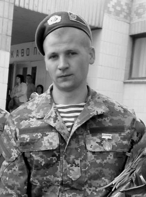 Сергій Маршук добровольцем воював на Донбасі. Загинув, коли ловив раків, за офіційною версією. Місцеві кажуть, тоді разом із товаришем шукав на дні ставка брухт