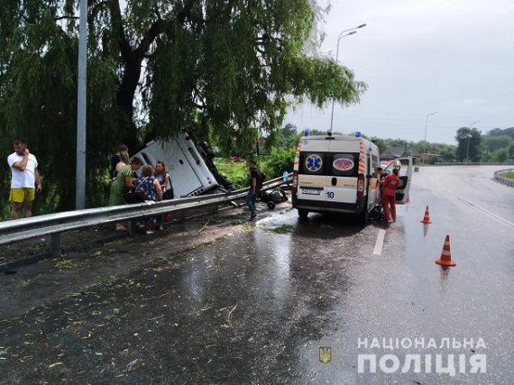 Всього в автобусі було 25 людей 