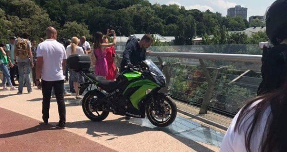 Стеклянный пол решил проверить на прочность водитель мотоцикла Kawasaki.