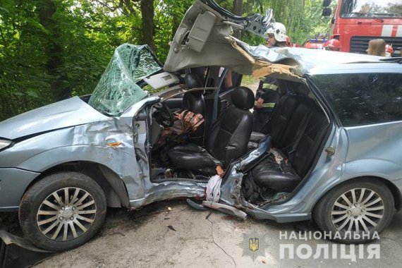 В Тернополе водитель автомобиля Ford Focus не справился с управлением и врезался в дерево. Погиб вместе с пассажиром. Еще один мужчина в больнице