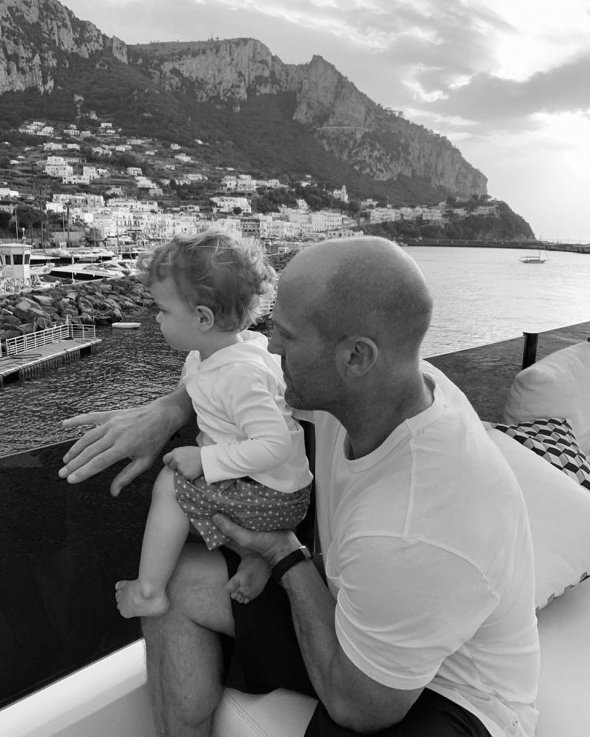 Вместе с мужем Джейсоном Стэтхемом и 2-летним сыном Джеком модель отдыхает в Италии