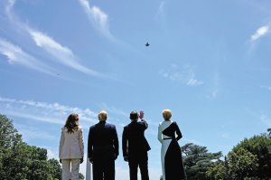 Президент Сполучених Штатів Америки Дональд Трамп і перша леді Меланія Трамп, глава Польщі Анджей Дуда з дружиною Аґатою Корн­хаузер-Дудою спостерігають за прольотом винищувачів F-35 на галявині перед Білим домом, Вашингтон, ­12 ­червня