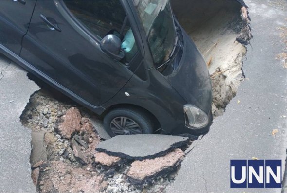 У центрі Києва автомобіль провалився під землю. Фото: UNN