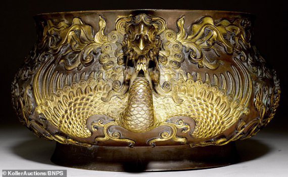 У Китаї продали унікальну чашу імператорів династії Цін