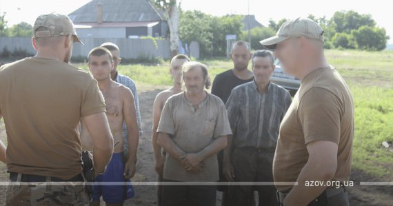 Військовослужбовцями батальйонно-тактичної групи «Азову», які тримають оборону на Світлодарській дузі, було виявлено і затримано групу цивільних у кількості 6 осіб