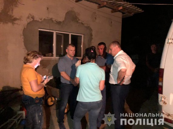 Поліцейські оприлюднили фото та відео обшуку в будинку 22-річного Миколи Тарасова із селища Іванівка на Одещині. Його  підозрюють у вбивстві 11-річної Дарини Лук’яненко