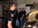 Поліцейські оприлюднили фото та відео обшуку в будинку 22-річного Миколи Тарасова із селища Іванівка на Одещині. Його  підозрюють у вбивстві 11-річної Дарини Лук’яненко