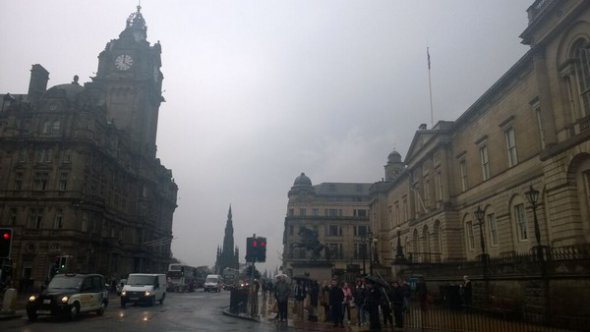 Везде люди живут очень похоже: частный дом, часто старый извне, но уютный и энергоэффективный внутри.