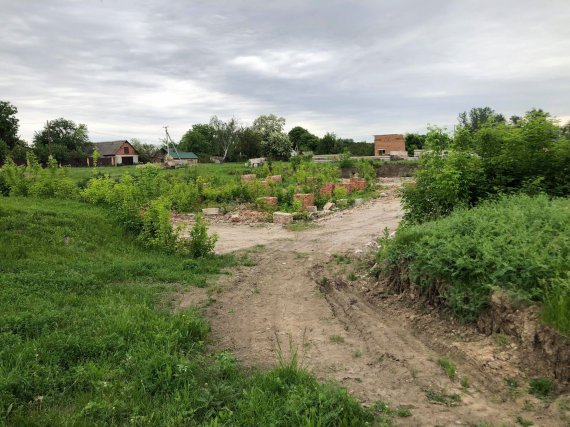 В Кунцевому Новосанжарського району вже прибрали розвалини недобудованої школи. Фото зроблені до початку робіт