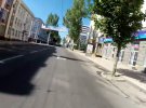 Вікна та двері в деяких приміщеннях заколочені. Багато приміщень здаються в аренду, а частина з них розбита.