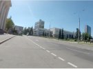 Вікна та двері в деяких приміщеннях заколочені. Багато приміщень здаються в аренду, а частина з них розбита.