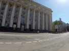 Вікна та двері в деяких приміщеннях заколочені. Багато приміщень здаються в аренду, а частина з них розбита.