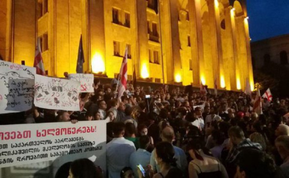 Протестувальники намагалися взяти Парламент штурмом. ФОТО:  POLITEKA