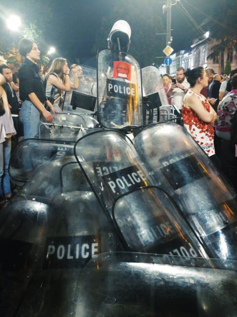 Протестующие отбирают  щиты в полиции. ФОТО: POLITEKA