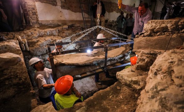 Археологи-медиевисты обнаружили античный саркофаг в Гранаде, Испания