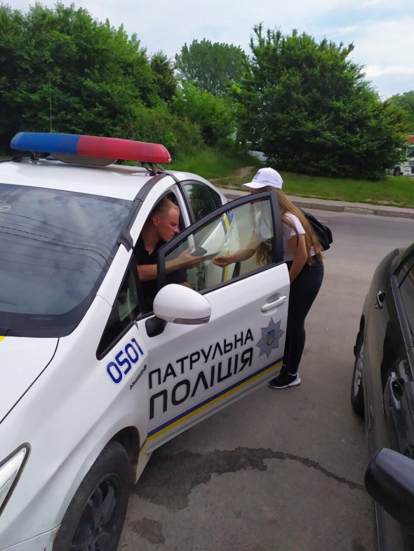 Общественные активисты Львова предлагают прохожим и водителям наклейки с надписью "Взятки. Не беру. Не даю"