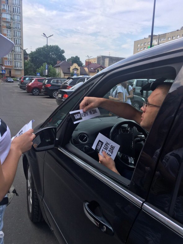 Громадські активісти Львова пропонують перехожим та водіям наліпки з написом "Хабарі. Не беру. Не даю"