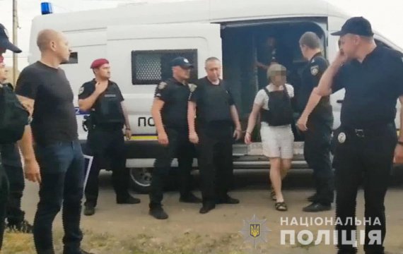 Обвинувачений у вбивстві 11-річної дівчинки Микола Тарасов відтворив до дрібниць свій злочин під час слідчого експерименту. Аби уникнути самосуду, на місце злочину його привезли в бронежилеті та під посиленою охороною