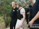 Обвинувачений у вбивстві 11-річної дівчинки Микола Тарасов відтворив до дрібниць свій злочин під час слідчого експерименту. Аби уникнути самосуду, на місце злочину його привезли в бронежилеті та під посиленою охороною