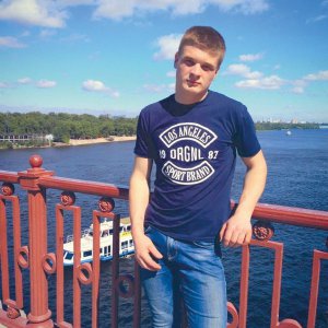 Павло Порох працював у Білій Церкві водієм навантажувача. Впав з висоти, бо був п’яний, кажуть сусіди. Друзі це заперечують. Поховали загиблого у рідному селі Кошів Тетіївського району