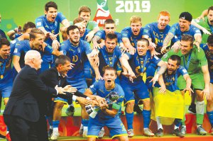 Валерій Бондар — капітан збірної України — отримує трофей Кубка світу серед 20-річних з рук Джанні Інфантіно (крайній ліворуч), президента Міжнародної федерації футболу