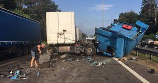 На въезде в Киев со стороны Житомирской трассы столкнулись две фуры. 30-летний водитель одной из них погиб