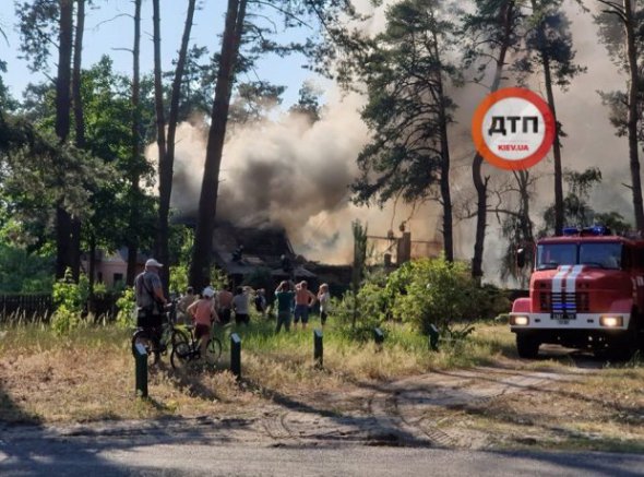 Згорів будинок, де знімали серіал "Свати". Фото: dtp.kiev.ua.