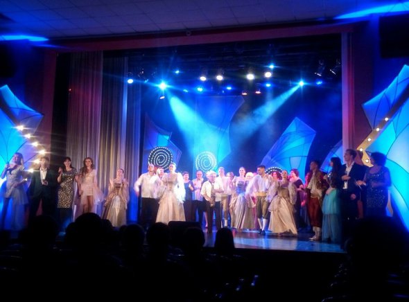 Колектив театру Саксаганського під час концерту
