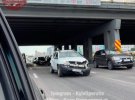 Отвалившийся кусок повредил переднюю часть автомобиля.