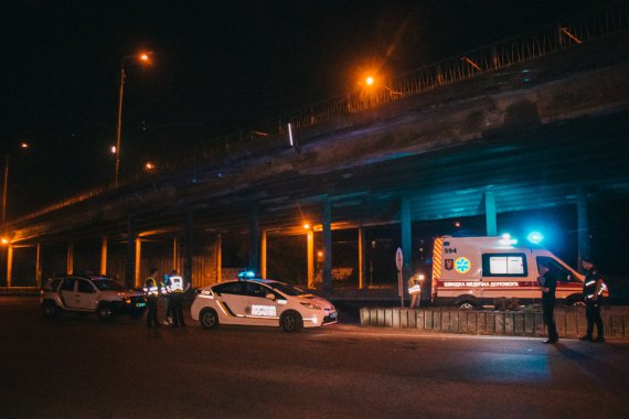 Чоловік зістрибнув зі шляхопроводу на вул. Степана Бандери в Києві