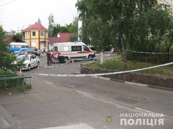 У Обухові на Київщині    біля під'їзду однієї з багатоповерхівок перерізали горло місцевому    25-річному чоловікові