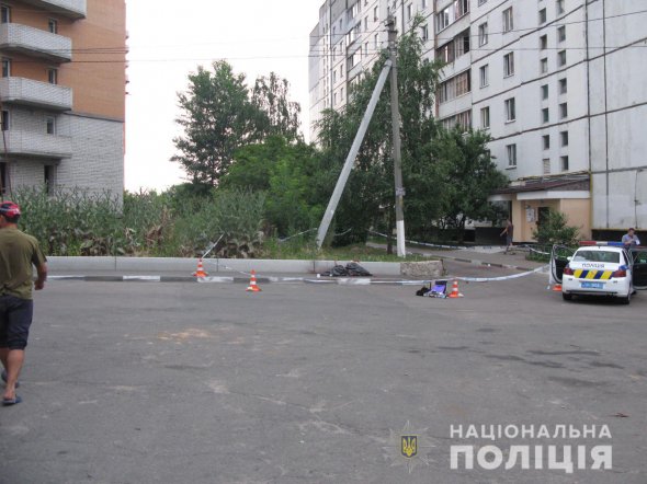 У Обухові на Київщині    біля під'їзду однієї з багатоповерхівок перерізали горло місцевому    25-річному чоловікові