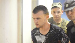 Конвоїри заводять до зали суду Миколу Тарасова із селища Іванівка на Одещині. Він зізнався в убивстві односельчанки 11-річної Дарини Лук’яненко. За скоєне його можуть ув’язнити довічно