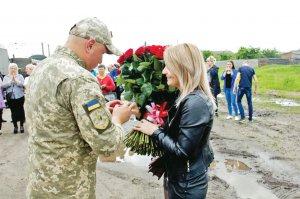 Військовий Олександр Димченко вдягає обручку коханій Яні Балицькій 18 травня. Тоді повернувся на ротацію. Готуватися до освідчення почав узимку