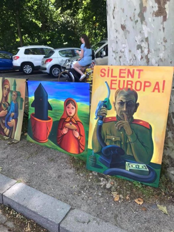 Біля будівлі Парламентської Асамблеї Ради Європи художник із Грузії організував імпровізовану виставку "антипутінських" робіт