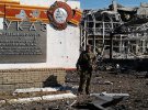 Фотографии выложил боевик ПВК "Вагнер" после того, как русские захватили Луганский аэропорт. Захватчик позирует на фоне уничтоженного здания и военной техники.