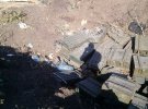 Фотографії виклав бойовик ЧВК "Вагнер" після того, як росіяни захопили Луганський аеропорт. Загарбник позує на тлі знищеної будівлі та військової техніки. 