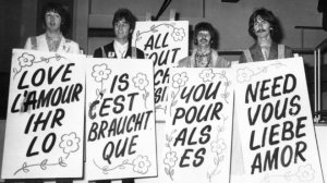 24 июня 1967 года. Накануне прямой трансляции программы "Наш мир" "Битлз" сфотографировались с лозунгом "Любовь - это все, что тебе нужно" в студии на Эбби Роуд