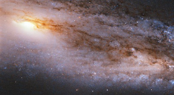 Снимок галактики Messier 98 в созвездии Волосы Вероники удалось сделать ученым с помощью телескопа Hubble