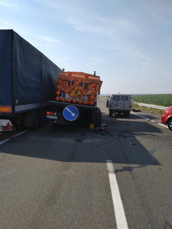 На Кировоградщине водитель легковушки врезался в машину дорожной службы. Трех человек травмировал, а сам погиб