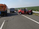 На Кіровоградщині  водій легковика  врізався в машину дорожньої служби.  Трьох людей травмував, а сам загинув