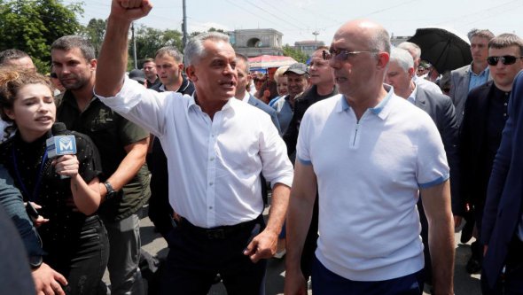 Виконуючий обов'язки президента Молдови Павло Філіп (праворуч) і глава Демпартії Володимир Плахотнюк (ліворуч) перед мітингом в Кишиневі 9 червня 2019 року